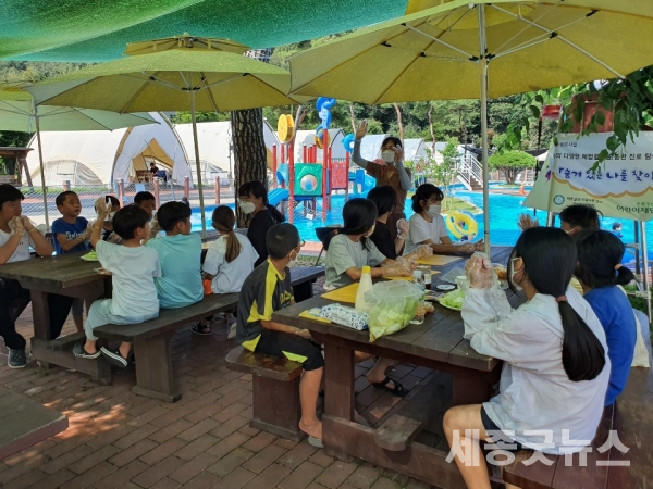 요리대회에 참여하고 있는 아동센터 아동들 모습(사진제공:세종중앙지역아동센터)