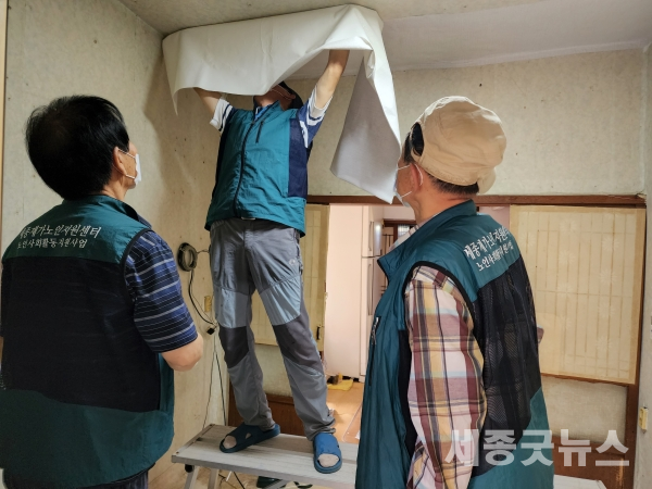 홀로계신 어르신 노후주택개보수 천장도배 모습(사진제공:세종재가노인지원센터)