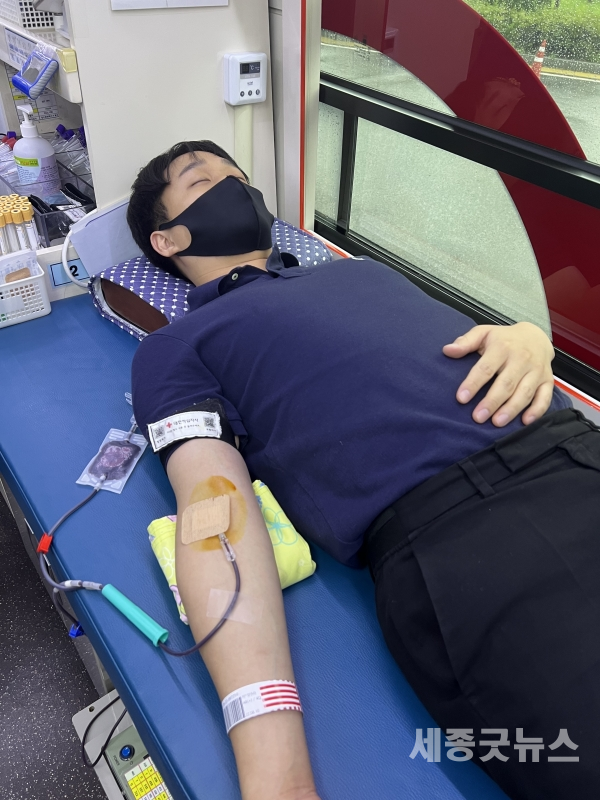 10일, 세종시교육청 직원이 헌혈버스에서 헌혈에 참여하고 있는 모습(사진제공:세종시교육청)